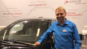 Elektroauto-Verkäufer präsentiert E-Auto von N-ERGIE. Elektromobilität im Fokus.