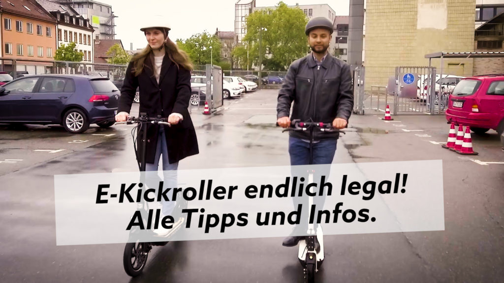 Zwei Personen mit E-Rollern. Text: E-Kickroller endlich legal! Alle Tipps und Infos.