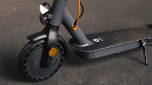 E-Scooter: Detailaufnahme Vorderrad, Lenker und Trittbrett. Fokus auf Bauteile. Electric-Horses.de