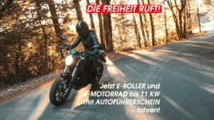 E-Motorrad auf Waldstraße. Text: "Die Freiheit ruft! E-Roller/E-Motorrad bis 11 kW mit Autoführerschein fahren!
