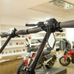 Gleiches Modell: Links ohne Bremshebel, rechts mit Bremshebel