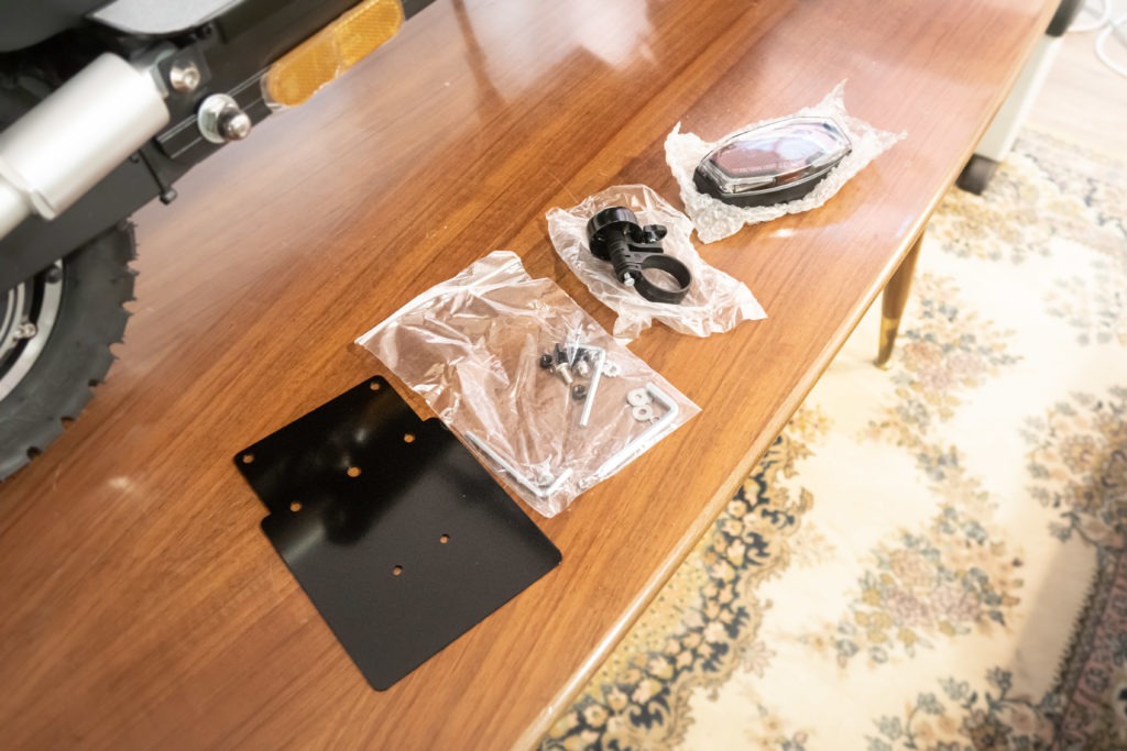 Je nach Modell müssen noch Teile montiert werden.