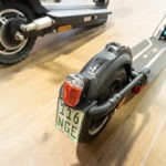 Rücklicht fest am Schutzblech montiert, an Fahrzeugakku angeschlossen