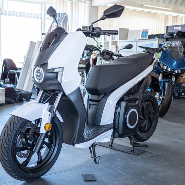 E-Roller Silence im Verkaufsraum von Electric Horses, Wendelstein. Elektromotorräder im Hintergrund.