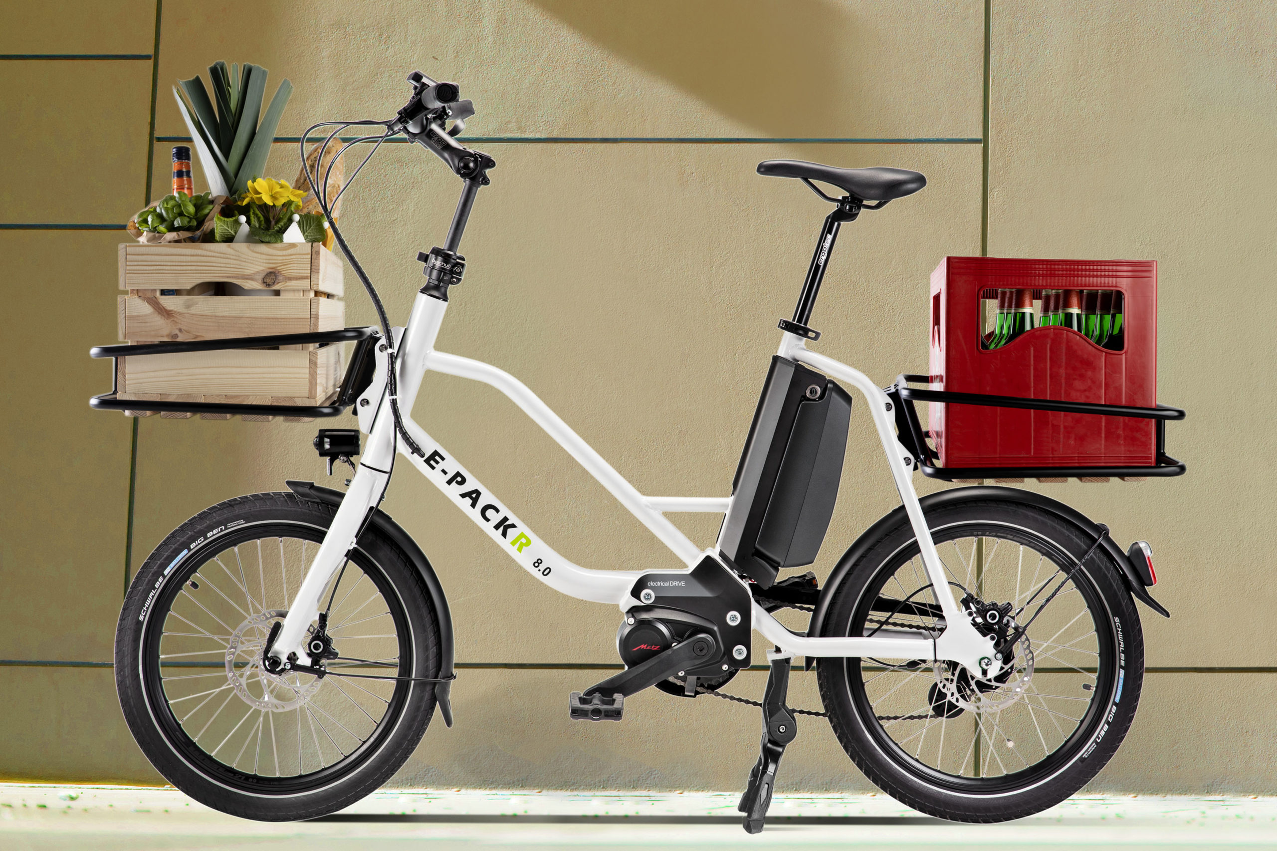 E-Lastenrad "E-Packr 8.0" mit Lebensmitteln und Getränkekiste, ideal für umweltfreundliche Transporte.