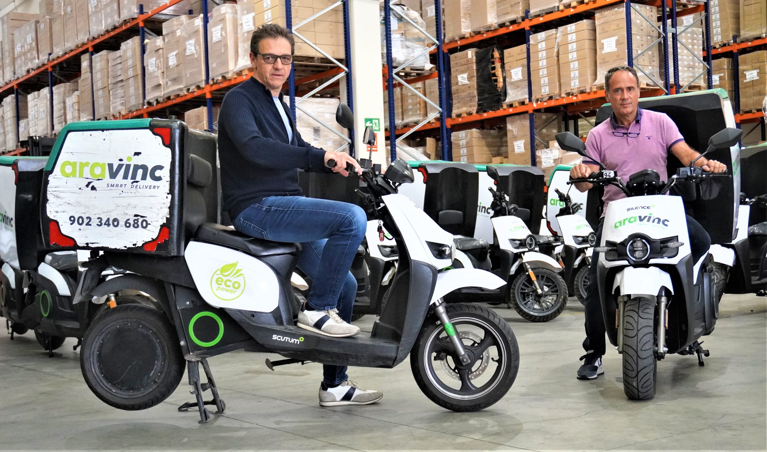 Vorne: Carlos Sotelo, Geschäftsführer von Silence, mit einem der S02, welcher die 100.000 Kilometer-Marke überschritten hat. Rechts: Josep Ribera, Geschäftsführer von ARA VINC, mit einem der 30 neuen Silence S02.