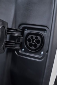 Ladeanschluss des Ray 7.7 Premium E-Rollers mit geöffneter Abdeckung.