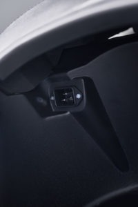 Ray 7.7 Premium E-Roller: Detailaufnahme Ladeanschluss mit Schnellladefunktion.