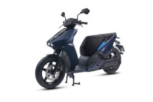 Ray 7.7 Premium E-Roller in Blau, Seitenansicht. Angebot von electric-horses.de.