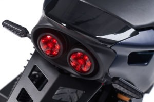 Detailansicht: Heckpartie Ray 7.7 Premium E-Roller mit LED-Rueckleuchten und Blinkern.