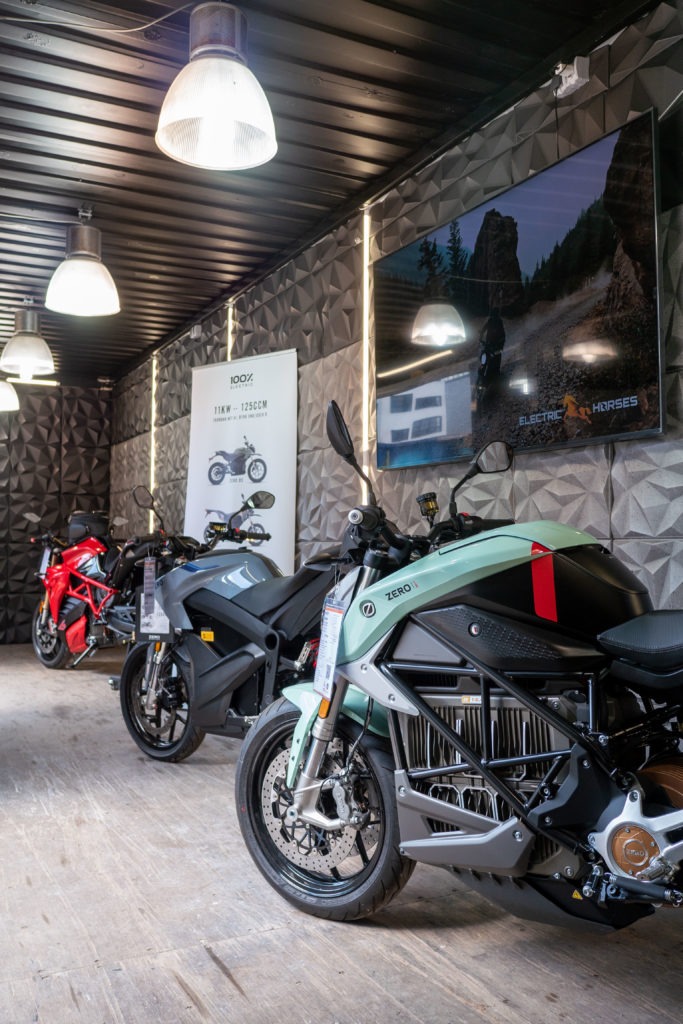 E-Motorräder von Zero Motorcycles im Verkaufsraum von Electric Horses in Wendelstein.