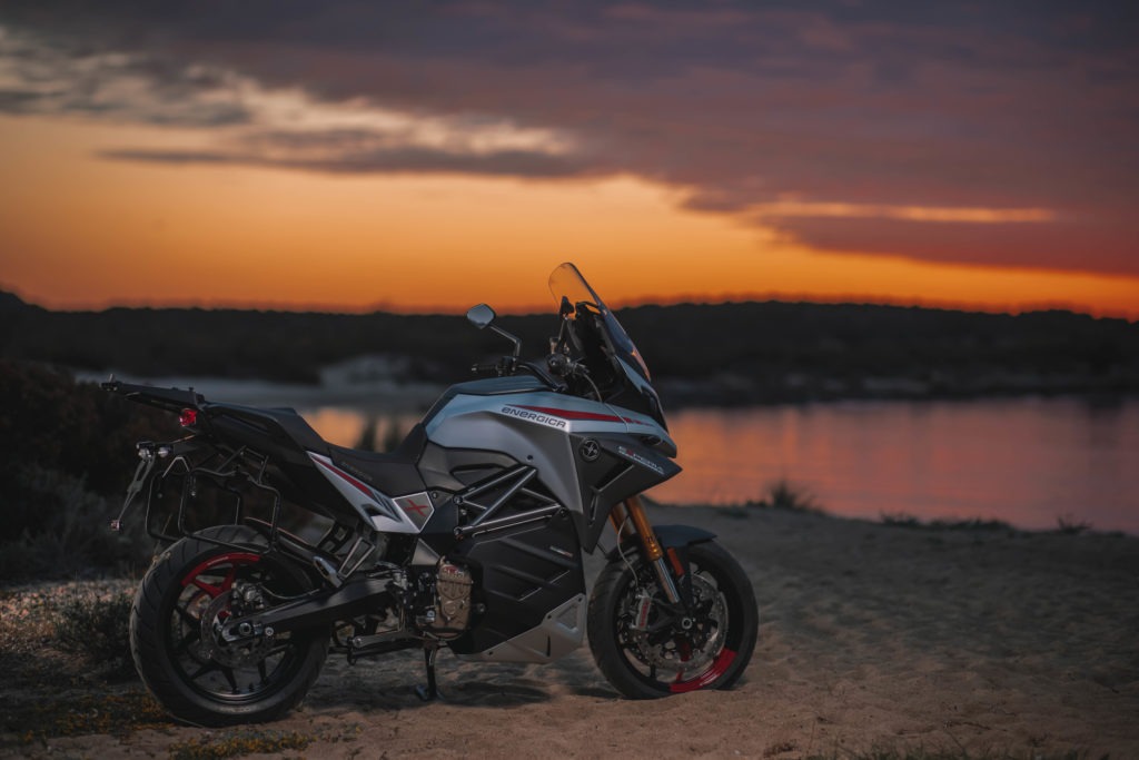 Energica Experia E-Motorrad vor Sonnenuntergang. Nachhaltige Mobilitaet von electric-horses.de