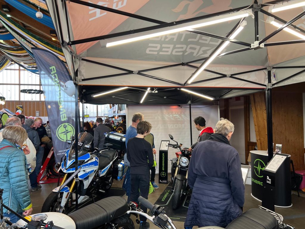 Electric Horses auf der Jura-Bike 2023: E-Motorräder von Energica und Horwin im Fokus. Publikum vor Ort.