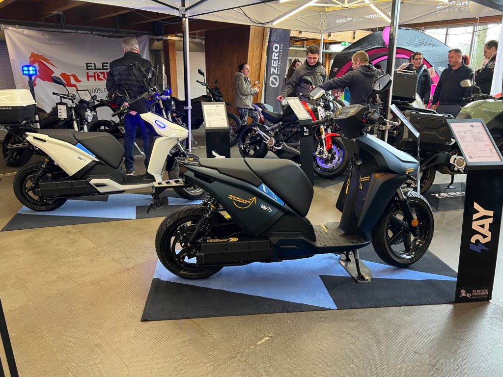 Electric Horses auf der Jura-Bike 2023 mit E-Rollern der Marke Ray im Ausstellungsbereich.