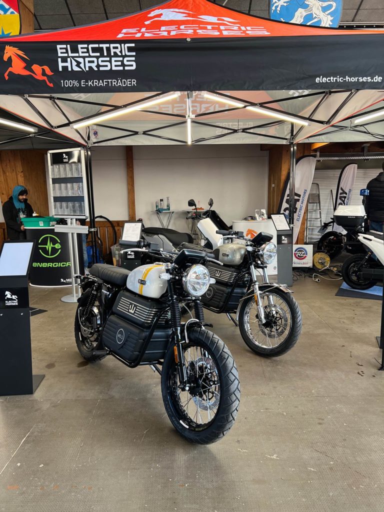 E-Motorräder von Electric Horses auf der Jura-Bike 2023 in Neumarkt. Stand mit E-Krafträdern.