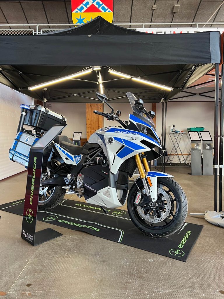 Elektro-Polizeimotorrad Energica auf der Jura-Bike 2023, präsentiert von Electric Horses in Neumarkt.