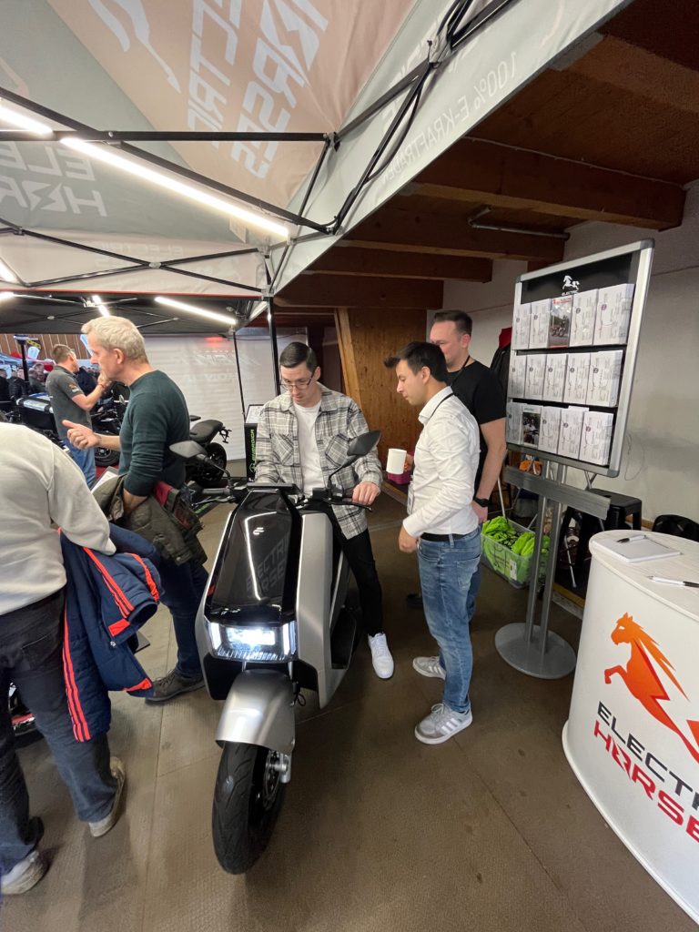 E-Roller von Electric Horses auf der Jura-Bike 2023 in Neumarkt. Interessenten im Gespräch.