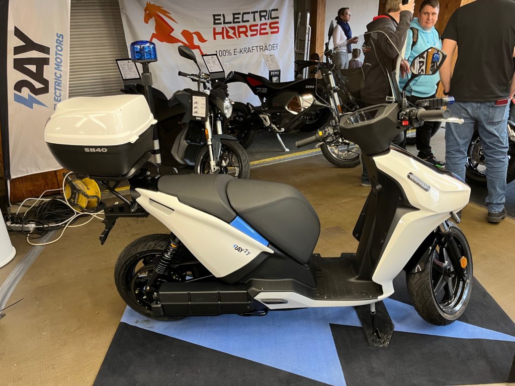 E-Roller RAY 77 & E-Motorräder Zero auf der Jura-Bike Neumarkt. Electric Horses: Dein E-Mobilität Händler.
