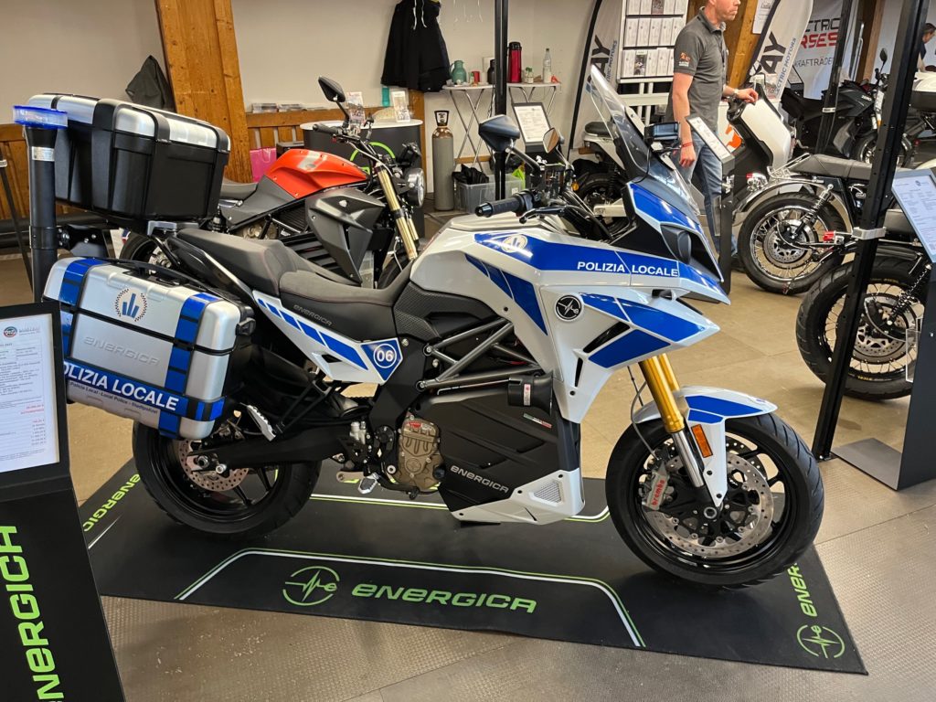 E-Motorrad Energica der Polizia Locale auf der Jura-Bike 2023 bei Electric Horses in Neumarkt.