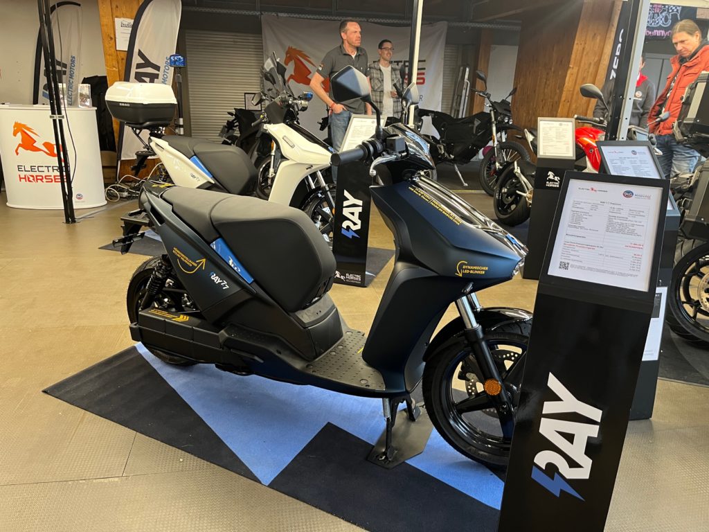 E-Roller Ray 7.7 Premium auf der Jura Bike 2023. Electric Horses - Dein E-Motorrad-Händler.