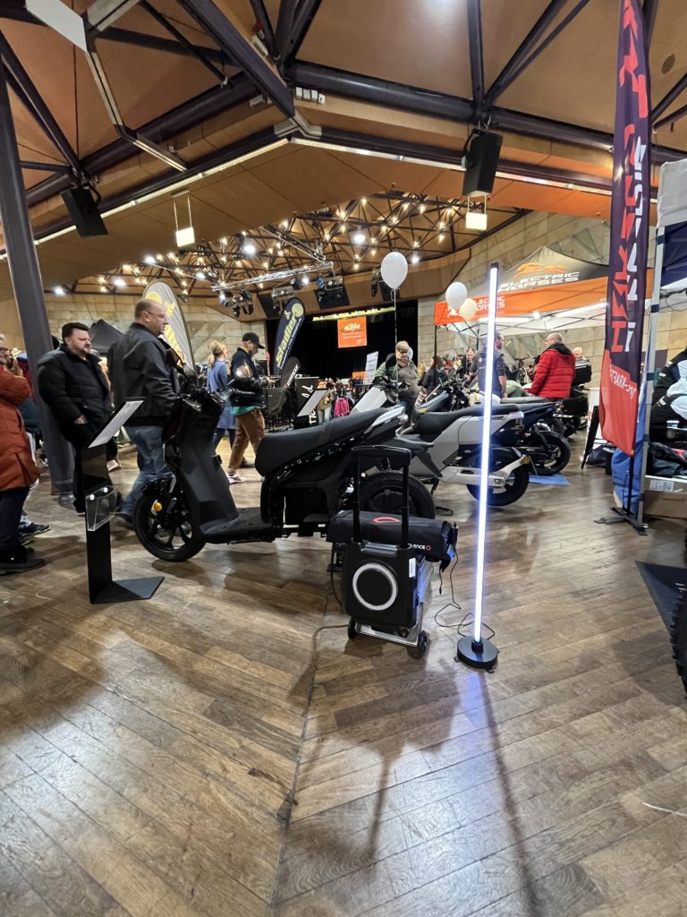 Electric Horses auf der Franken-Bike 2023 in Fürth mit E-Rollern und E-Motorrädern.