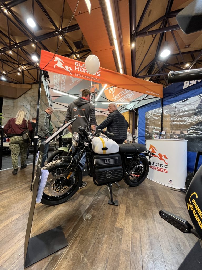 Electric Horses E-Motorrad auf der Franken-Bike 2023 in Fürth. Messebesucher im Gespräch.