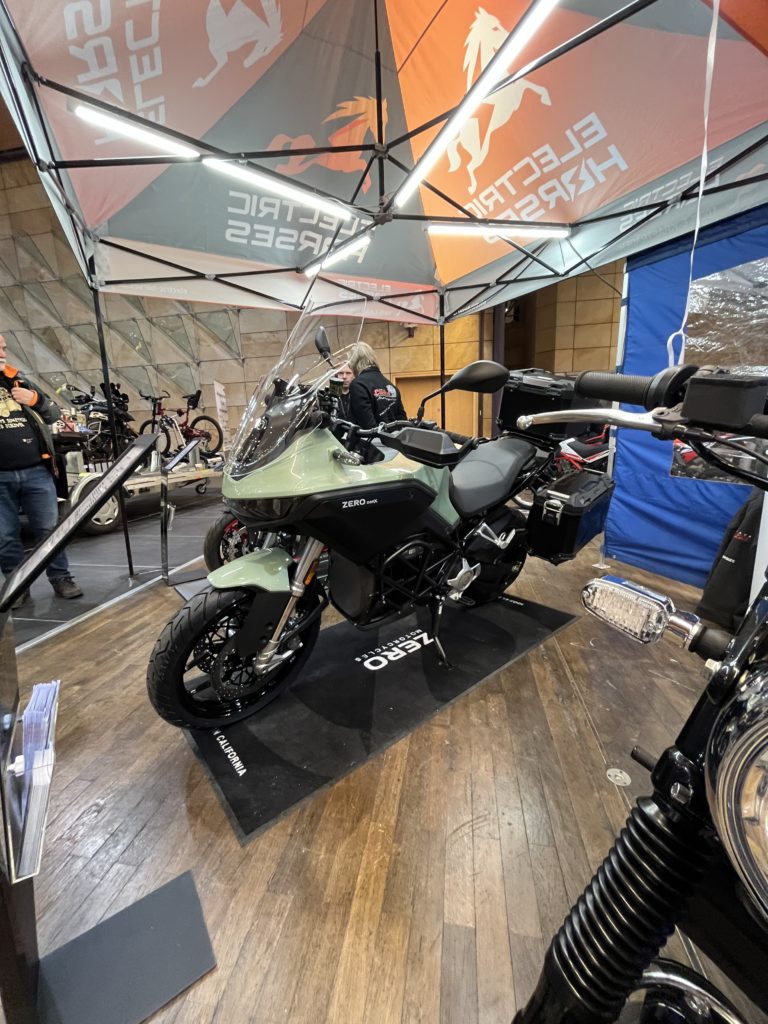 Electric Horses auf der Franken-Bike: ZERO DSR/X, ein E-Motorrad, im Ausstellungszelt.