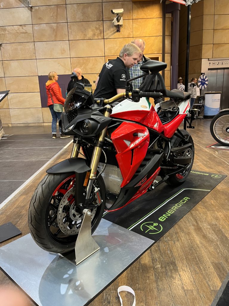 Elektromotorrad "Energica Ribelle RS" auf der Franken-Bike 2023, im Hintergrund Messebesucher.