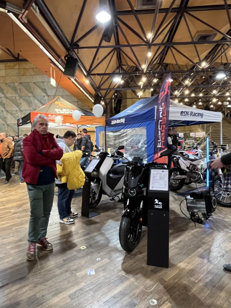 Electric Horses auf der Franken-Bike 2023 in Fürth: Stand mit E-Motorrädern, Besucher im Vordergrund.