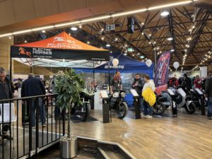 Elektromotorräder & E-Roller von Electric Horses auf einer Messe. Im Fokus: Vielfalt der E-Fahrzeuge.