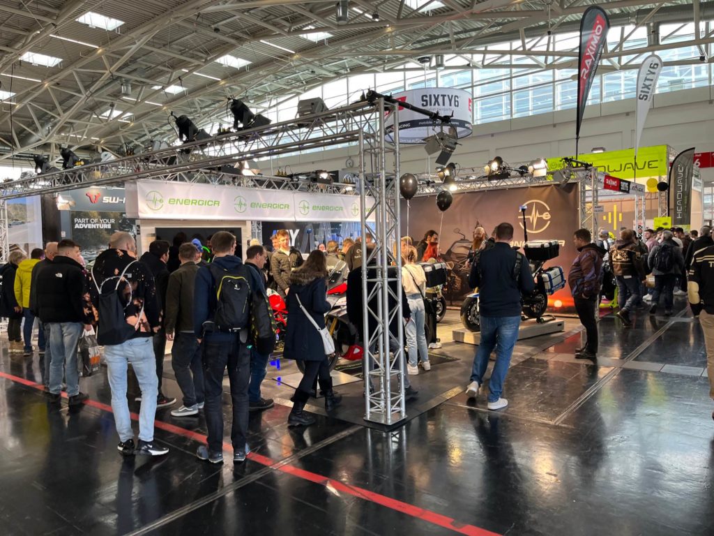 Messe: Energica E-Motorräder auf der IMOT, viele interessierte Menschen um die ausgestellten Fahrzeuge.