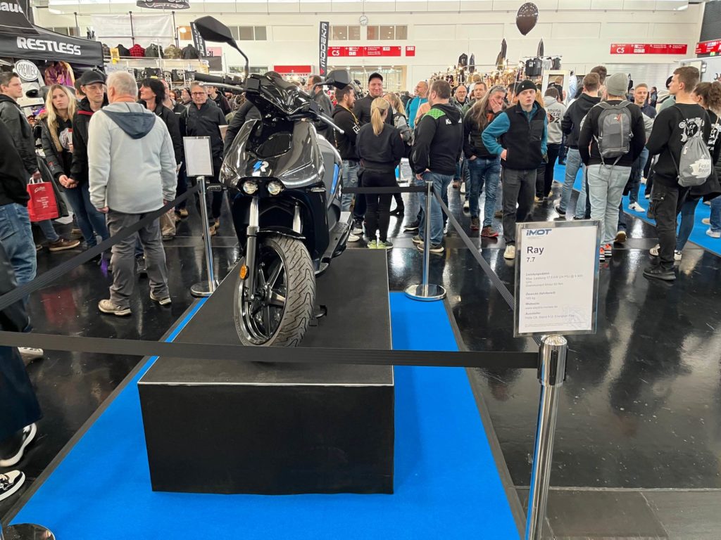 E-Roller Ray auf der IMOT, publikumsstarke Motorradmesse in Süddeutschland.