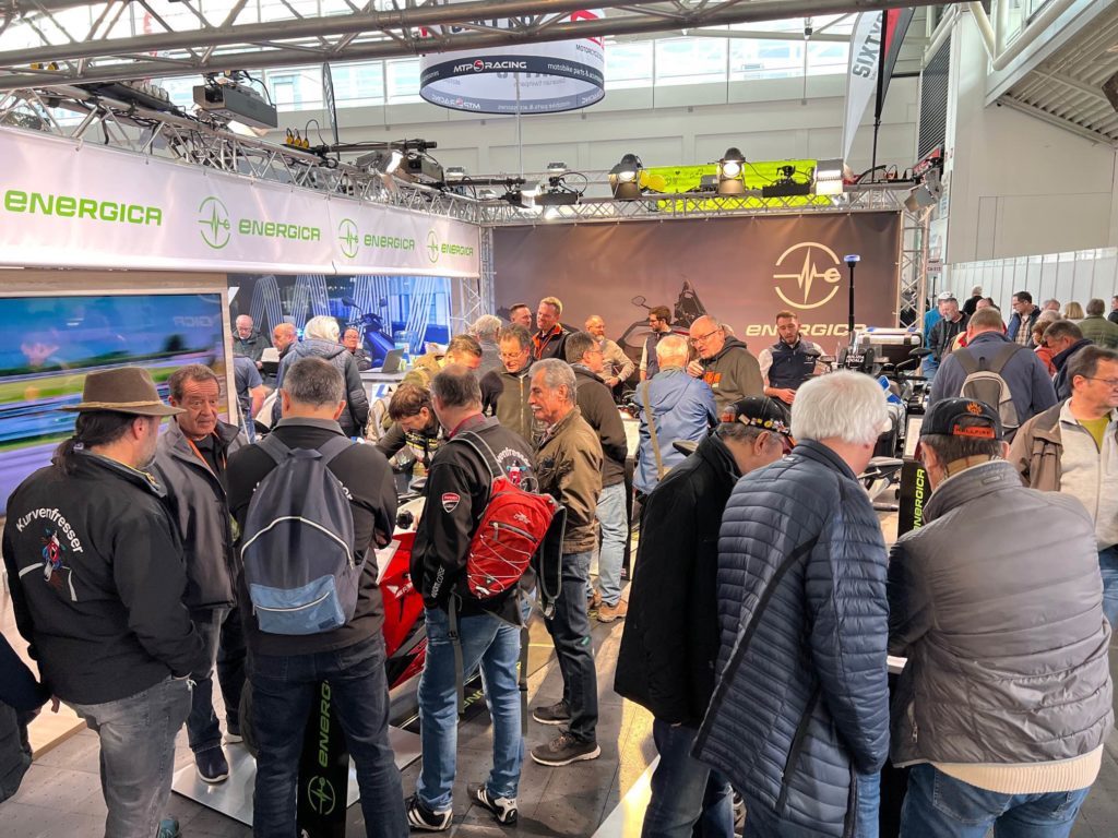 Viele Menschen umringen ein Elektromotorrad von Energica auf der IMOT.