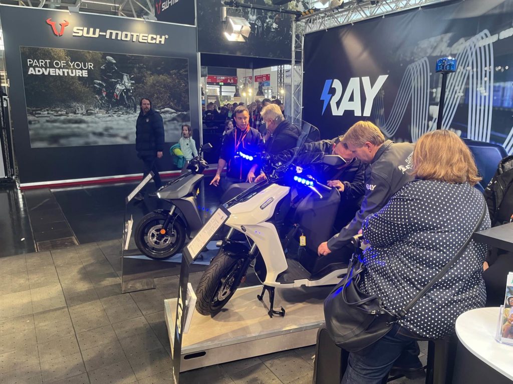 Ray E-Roller auf der IMOT, Süddeutschlands grösster Motorradmesse. E-Fahrzeuge im Fokus.