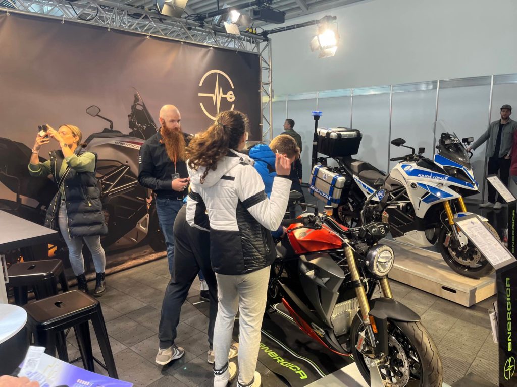 Energica E-Motorräder auf der IMOT: Sportmodell & Polizei-Version. Publikum und Fachgespräche.