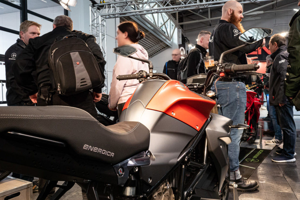 Energica Elektromotorrad auf der IMOT, angeschnitten. Publikum im Hintergrund.