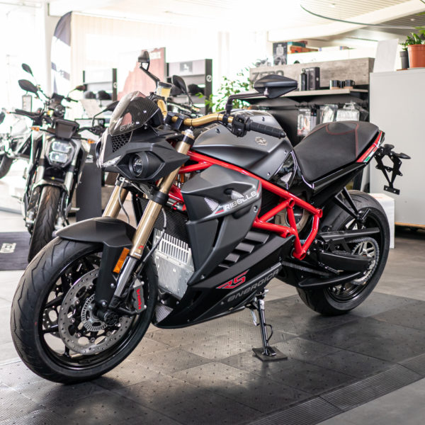 Elektromotorrad Energica Ribelle RS im Verkaufsraum von Electric Horses Wendelstein.