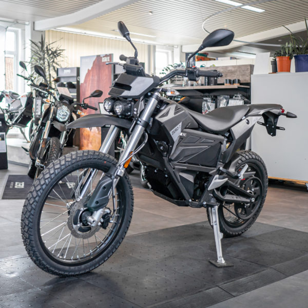 E-Motorrad Zero FX im Verkaufsraum von Electric Horses, Wendelstein.
