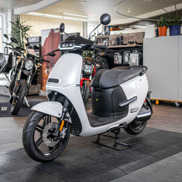 Elektro-Roller Horwin EK3 in Weiß im Verkaufsraum von Electric Horses, dem E-Mobilität Händler bei Nürnberg.