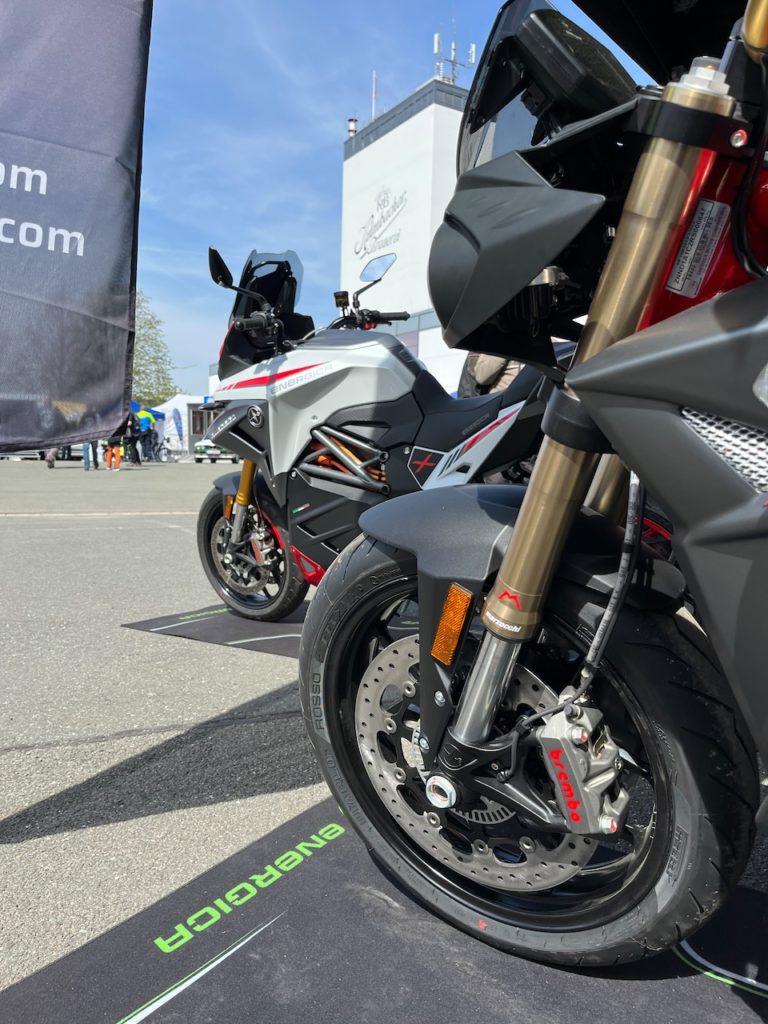 Elektromotorräder von Energica auf der Motorradsternfahrt Kulmbach. Nahaufnahme Vorderrad.