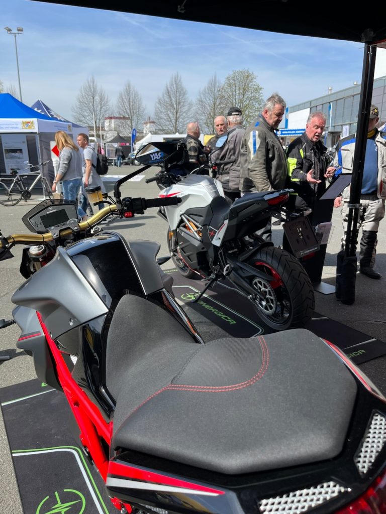 E-Motorräder von Electric Horses auf der Motorradsternfahrt Kulmbach ausgestellt.