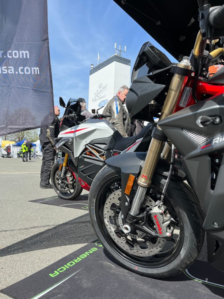 E-Motorräder von Electric Horses auf der Motorradsternfahrt Kulmbach ausgestellt.