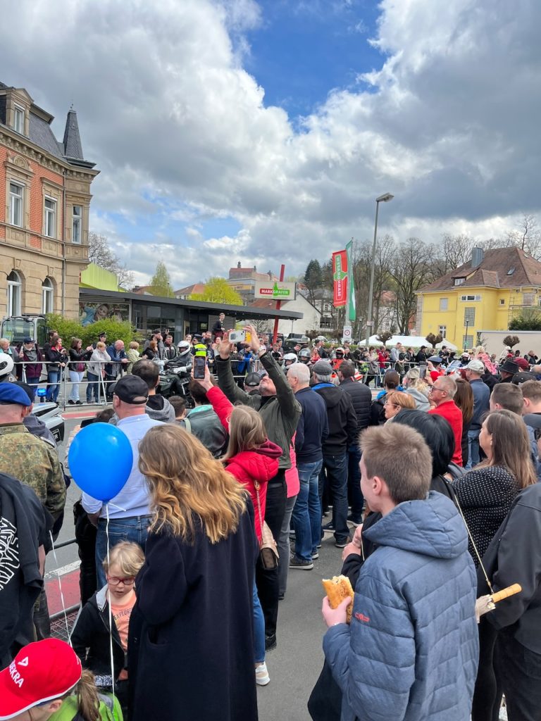 E-Motorrad-Fan-Aufmarsch in Kulmbach: Viele Menschen stehen am Straßenrand.