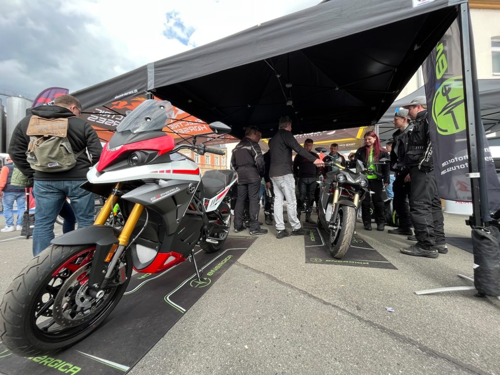 E-Motorräder von Energica unter einem Zelt, präsentiert von electric-horses.de.