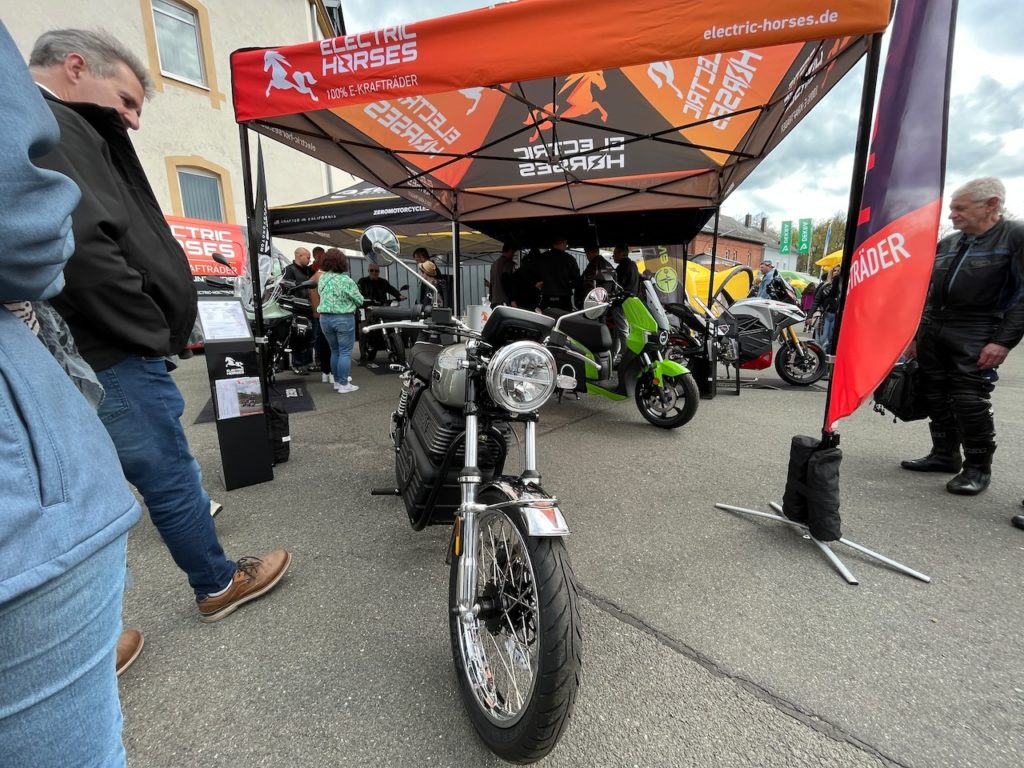 Electric Horses auf der Motorradsternfahrt Kulmbach: E-Motorräder und E-Roller unter dem Electric Horses Zelt.