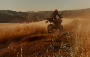 MY24_DSRX_Action_AZ3I5072