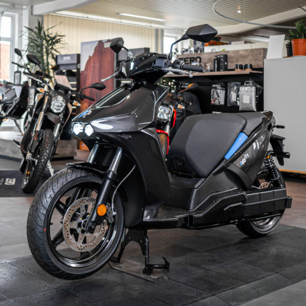 E-Roller RAY 77 in Wendelstein. Modernes Design, emissionsfreie Mobilitaet bei Electric Horses erleben.