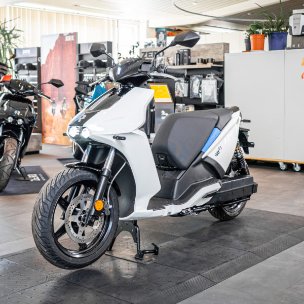 E-Roller Ray 7.7 von RGNT Motorcycles, Modell 2023 in Weiss, im Verkaufsraum von Electric Horses in Wendelstein.