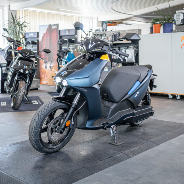 E-Roller Ray 77 in Grau-Schwarz im Verkaufsraum von Electric Horses, Wendelstein.