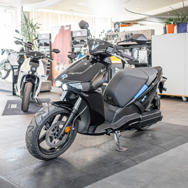 E-Roller RAY77 von Electric Horses, Wendelstein. Schwarzer Roller im Verkaufsraum, Fokus auf Elektromobilität.